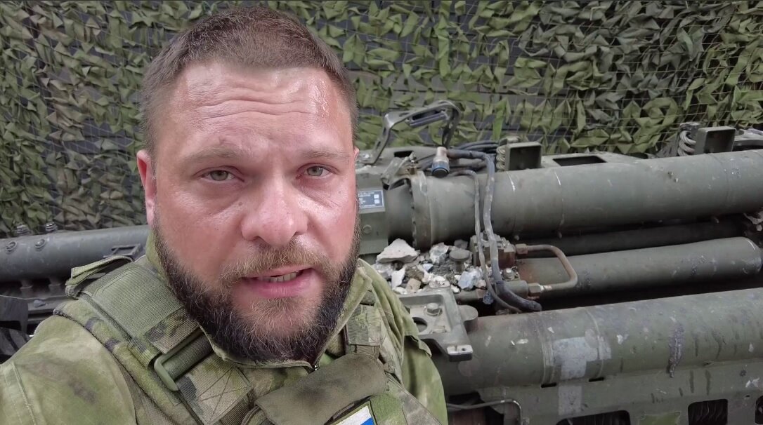 Военкор Поддубный на фоне "умной" трофейной Гаубицы М777