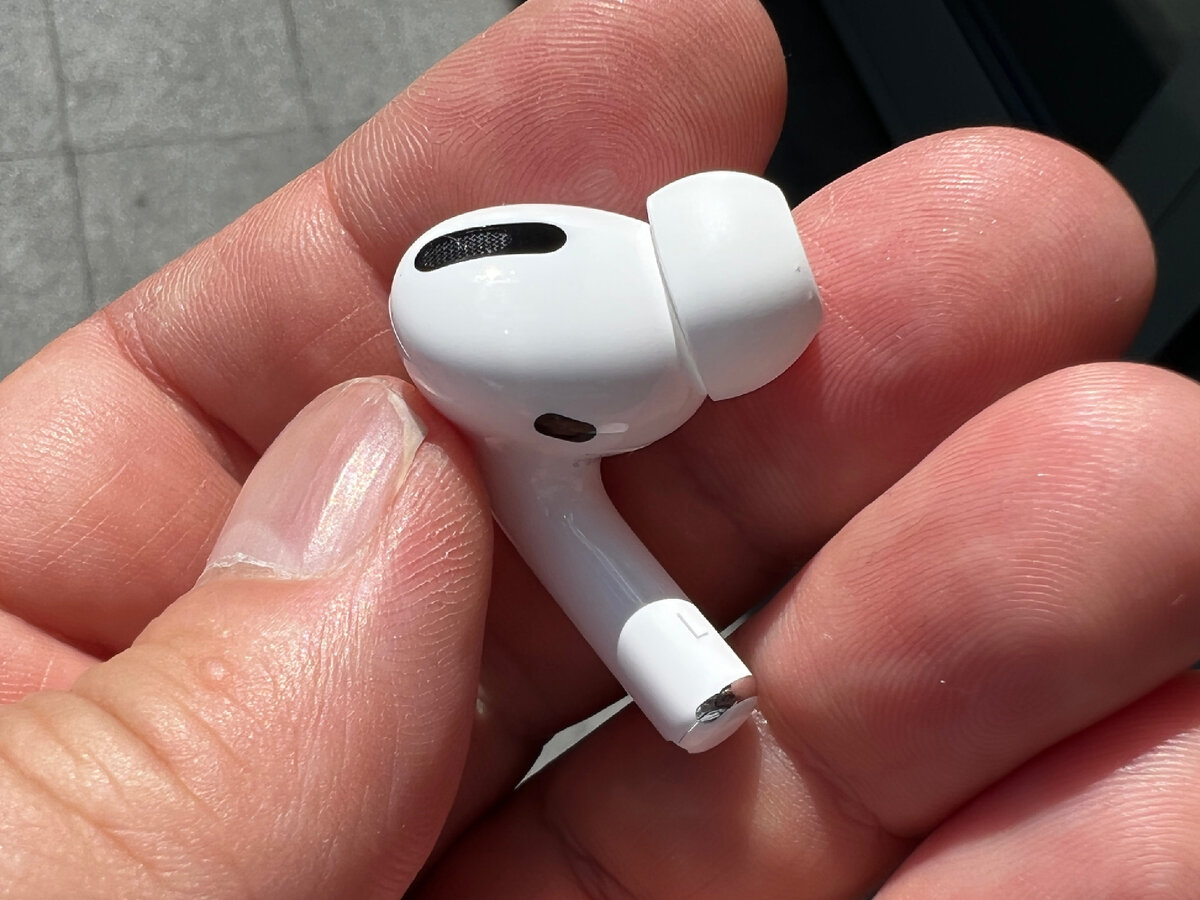 Наушник затрещал