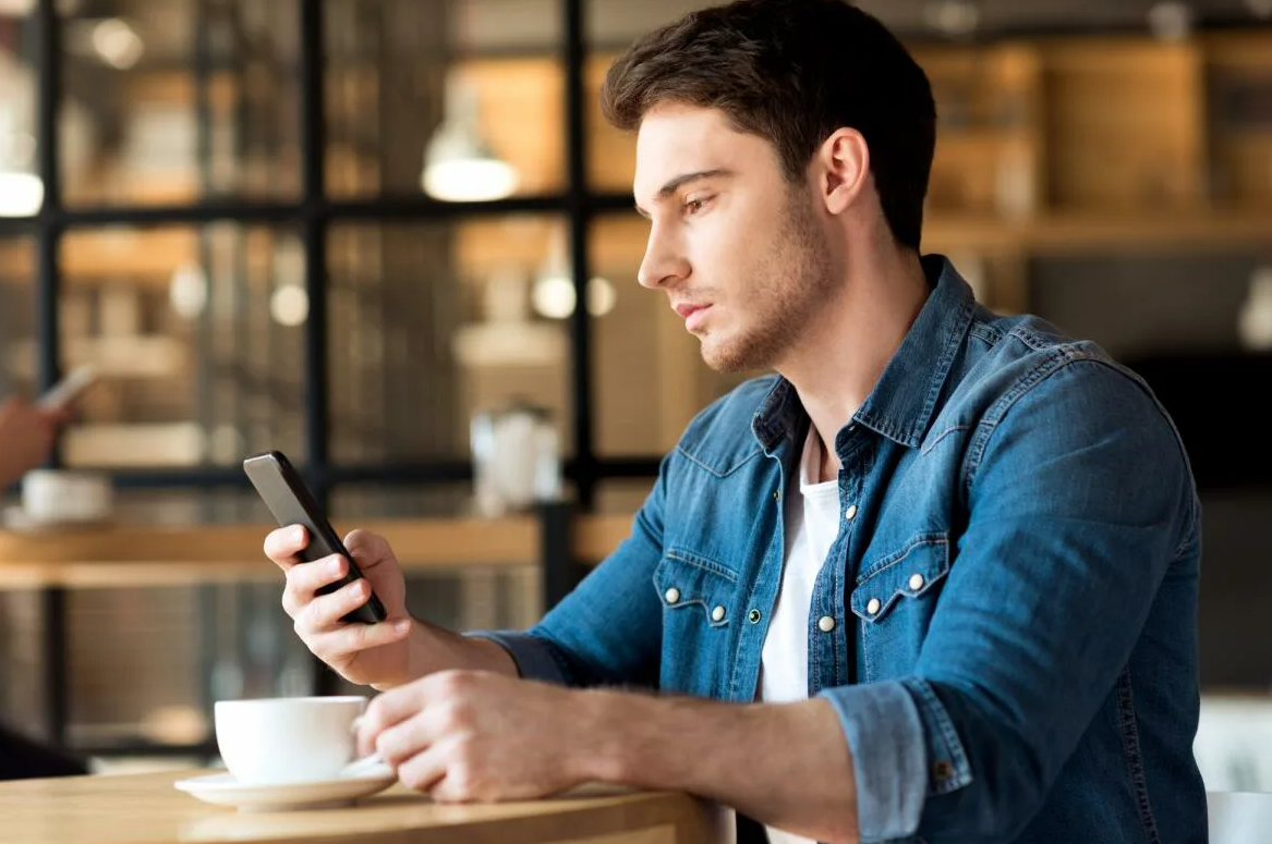 серьезный сайт с телефонами. телефонный разговор. серьезный сайт с телефонами. разговор по телефону. разговор по сотовому.