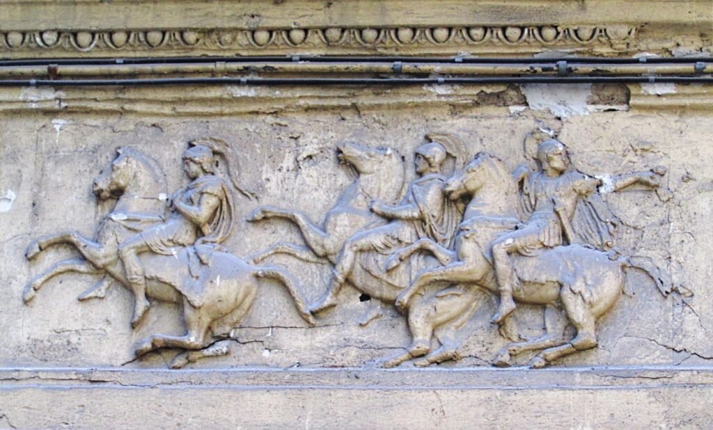 Фрагмент "конного" барельефа, размещённого над аркой со стороны двора