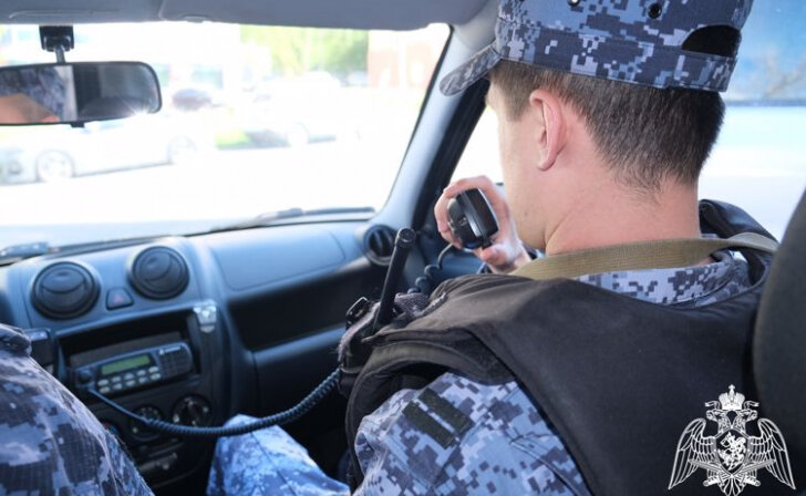    В Курске росгвардейцы и полицейские задержали мужчину, подозреваемого в краже банковской карты