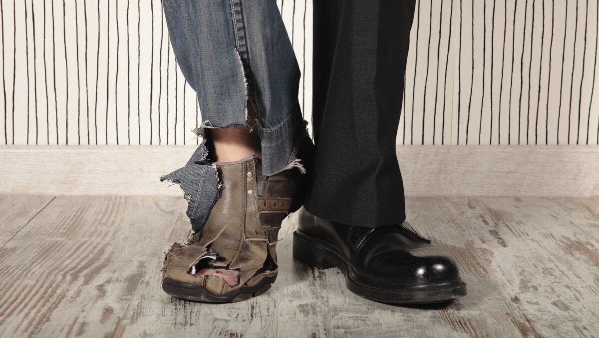 Бедный не может понять богатого, так-же как голодный сытого  