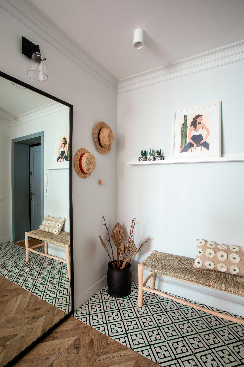 Фото: Екатерина Макарова-Казакова. Прихожая. Плитка, Greta Wolf. Скамья, бра, подушка, все — La Redoute. Зеркало, полка, все — ИКЕА. Крючки, Superliving. Постер, Society6. Ламинат Kaindl. На стенах краска, Little Greene.