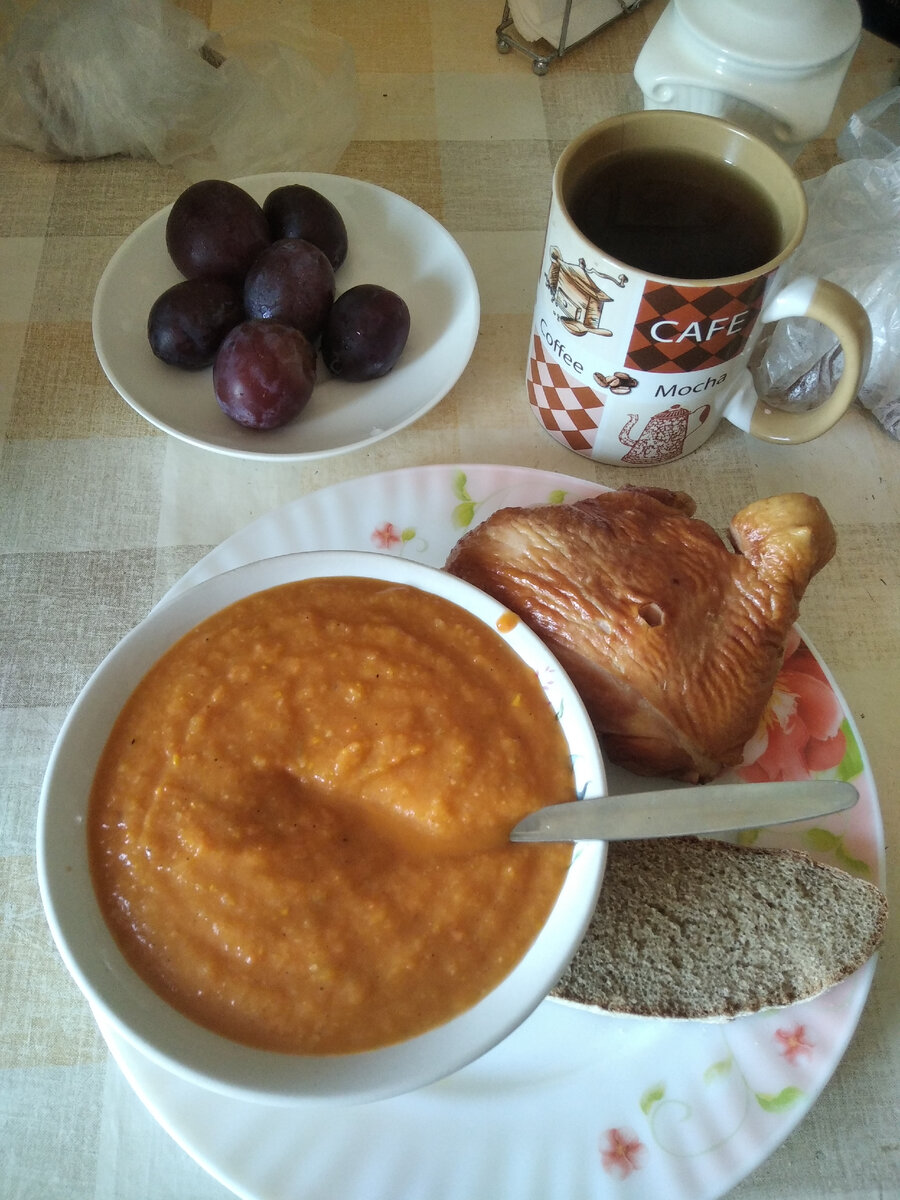 На обед кабачковая икра, копчёное бедро курицы,сливы,чай