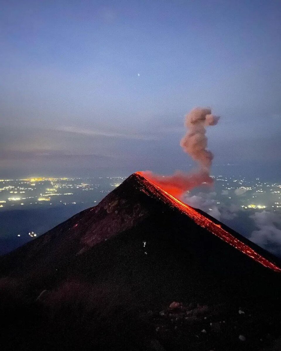 Извержение вулкана Стромболи Липарские острова. Вулкан Батур извержение. Вулкан Шивелуч извержение 2023. Гватемала вулкан.