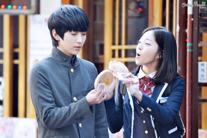 Кадр дорамы "Цветок вампира"