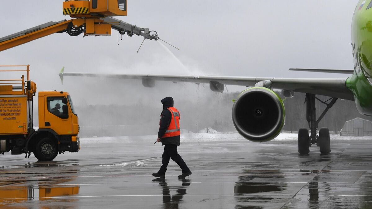    Противообледенительная обработка самолета авиакомпании S7 Airlines перед полетом в международном аэропорту Домодедово имени М. В. Ломоносова© РИА Новости / Кирилл Каллиников