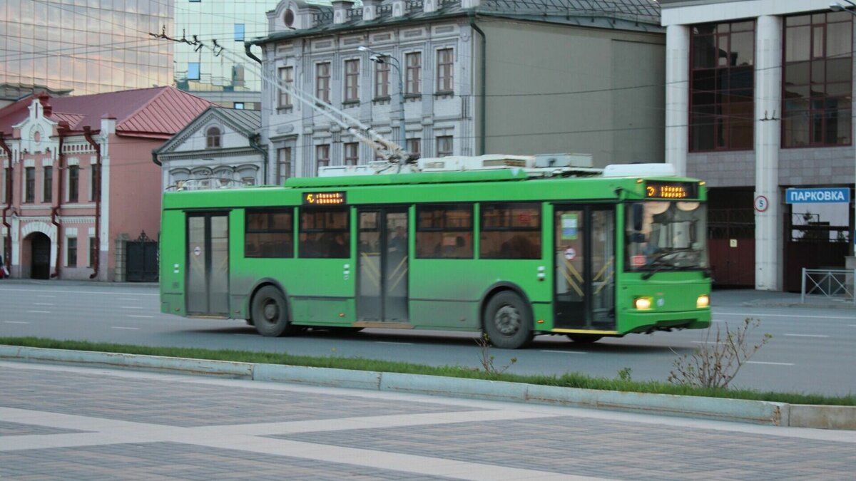     В центре Казани приостановлено движение троллейбусов из-за падения столба на провода. Об этом сообщили очевидцы в ряде Telegram-каналов.