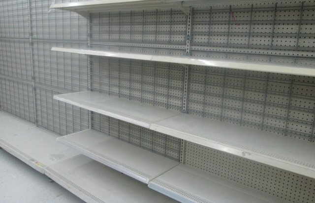    Пустые полки в магазине (cc) Random Retail