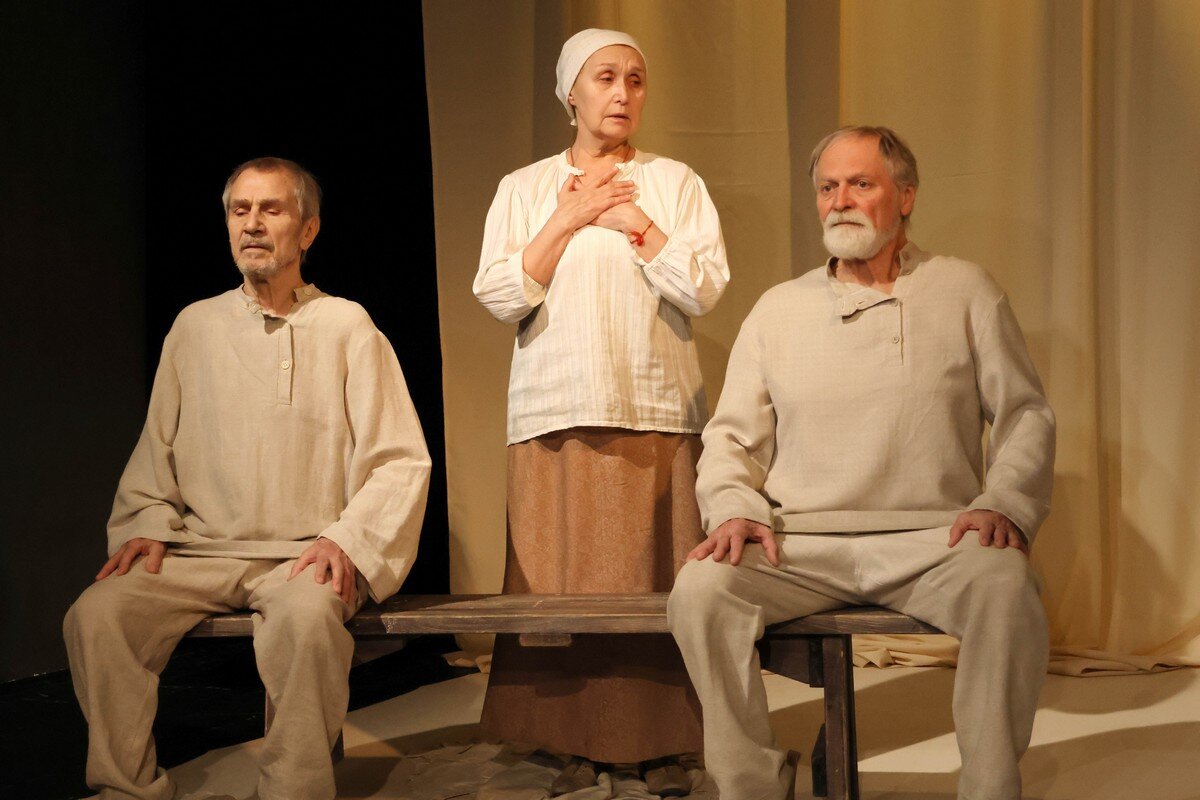 В пьесе всего три героя, но следить за их словестными поединками очень увлекательно.