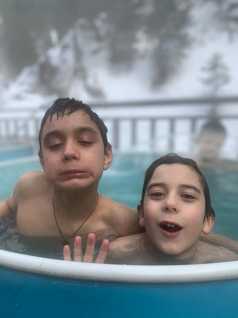 Обратите внимание на Санину цепочку. Это серебро, которое в этой серно-радоновой минеральной воде мгновенно окислилось