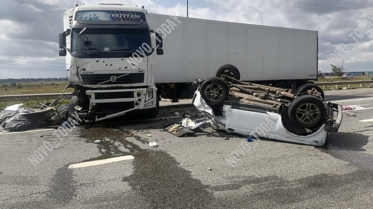     Волгоградская полиция раскрыла подробности жуткой аварии с внедорожником и фурой, произошедшей вчера в Новоаннинском районе, по данным регионального ГУ МВД, спровоцировал столкновение большегруз.