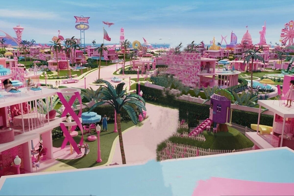 Фото с просторов интернета . Посередине стояла Марго Робби, я ее стёрла в редакторе . Эту картинку распечатаю на цветном принтере и приклею на картон .