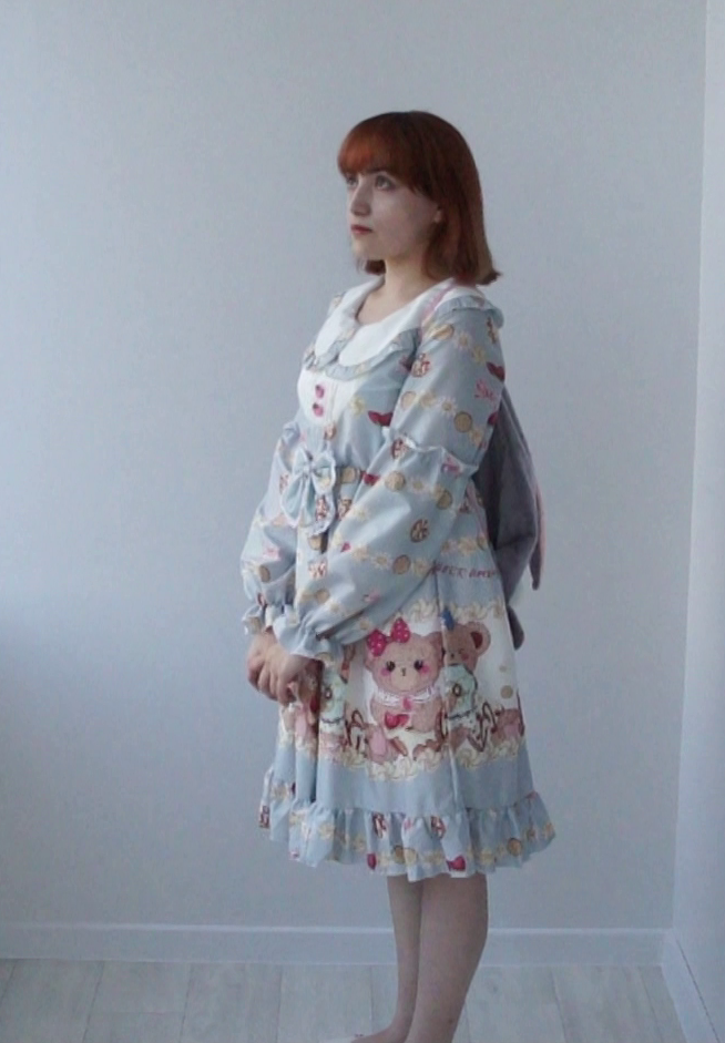 И снова в том же платье. Миленькое просто.