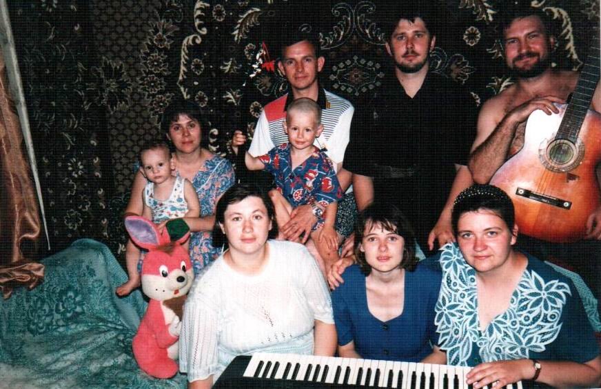 1999 год. Таня с младшим сыном - крайняя слева. Я - с воротником, крайняя справа. 