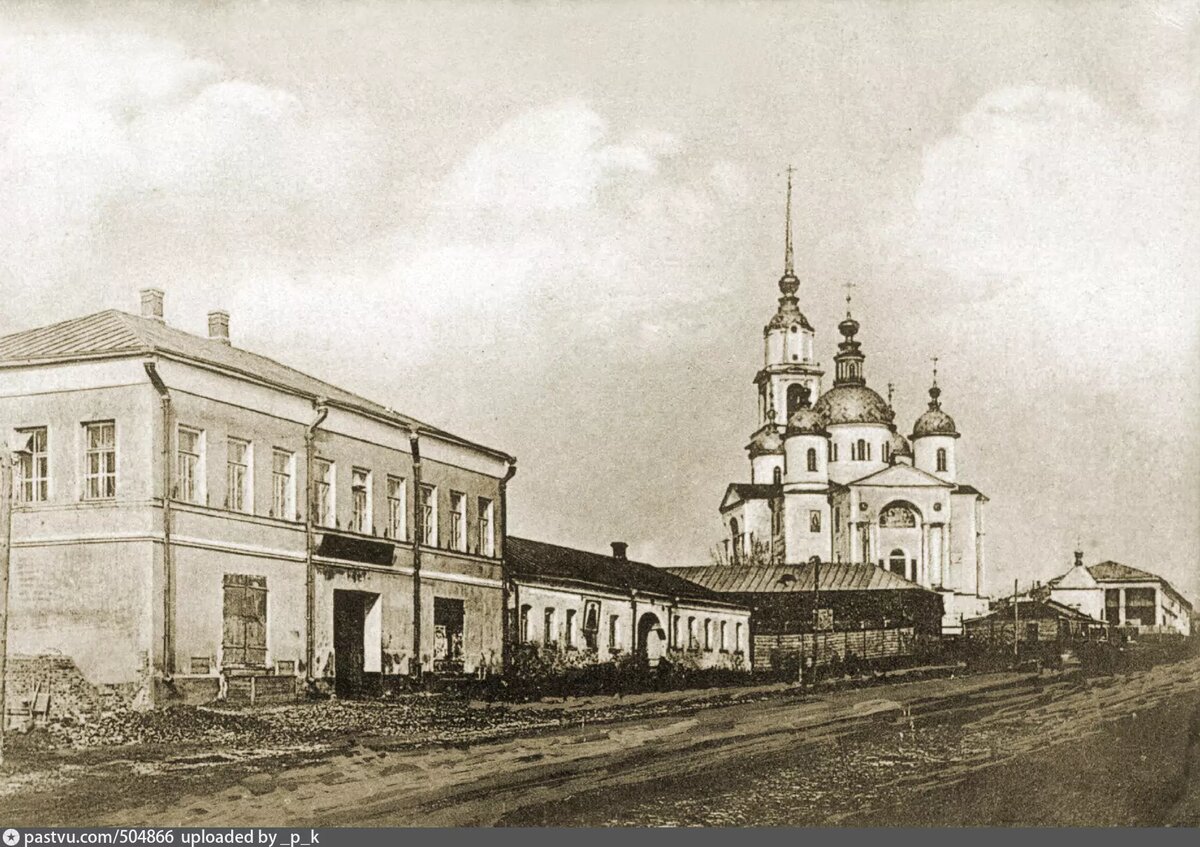 Троицкий собор и купеческие дома Раненбурга на старинной открытке