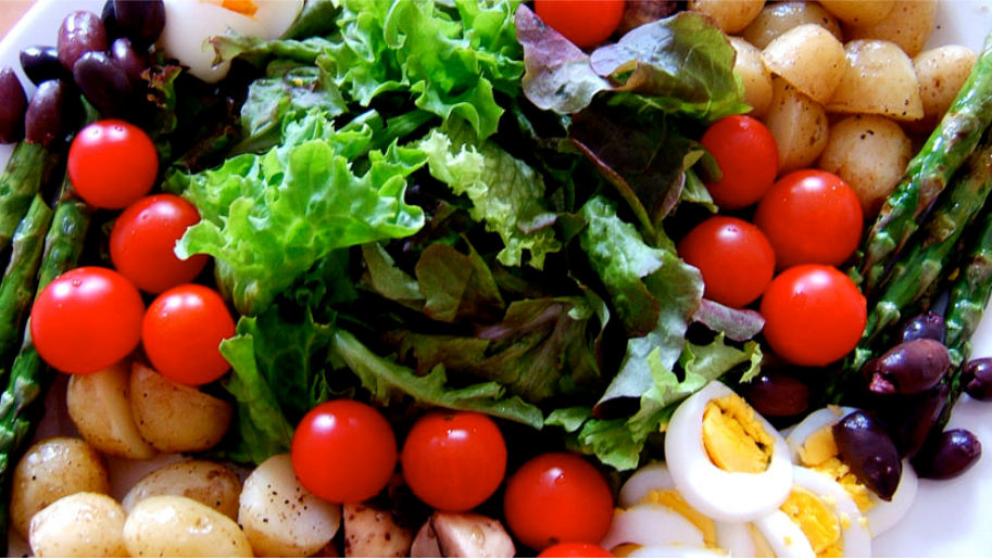 По данным нового исследования, вмешательство в процесс снижения веса может изменить наши предпочтения в отношении здоровой или нездоровой пищи, но может пройти немало времени, прежде чем мы сможем приучить свой мозг отдавать предпочтение салатам, а не печенью.