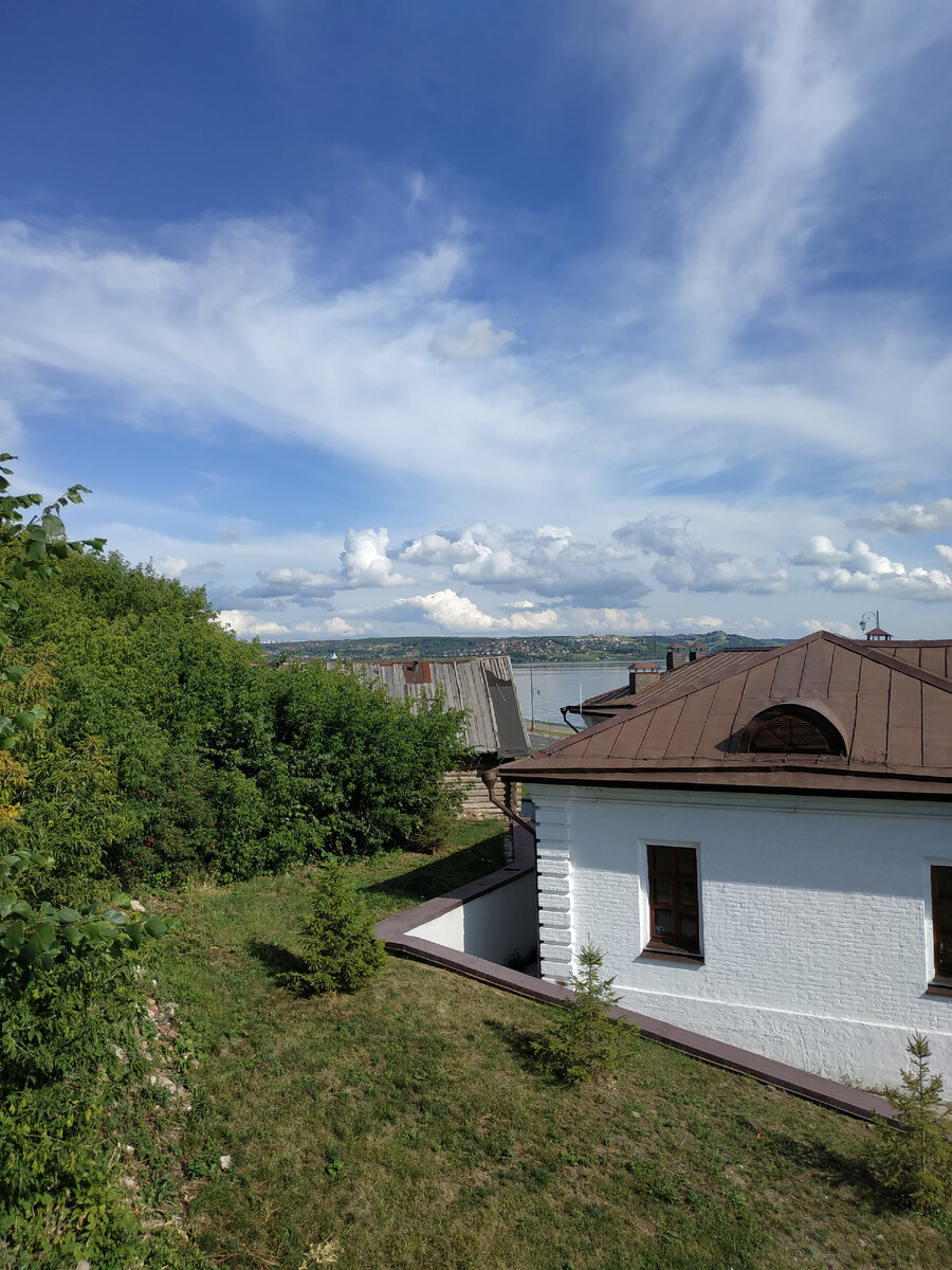 Виды с острова открываются потрясающие