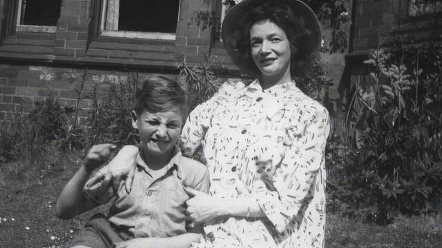 Джон Леннон с мамой