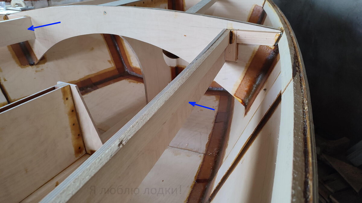 Примерил левое и правое обрамление кокпита (показаны стрелками)