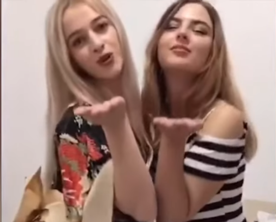 Кадр из соцсетей. Девушки после короткой речи на китайском посылают поцелуй.