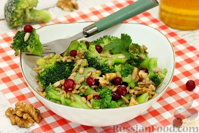 капуста брокколи, орех грецкий, клюква, семена подсолнечника, масло растительное, уксус яблочный, мёд, соль