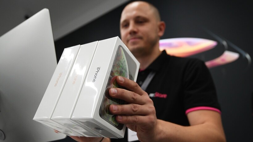    Коробка с телефонами iPhone XS и iPhone XS Max в магазине re:Store на Тверской улице в Москве. ©Рамиль Ситдиков РИА Новости