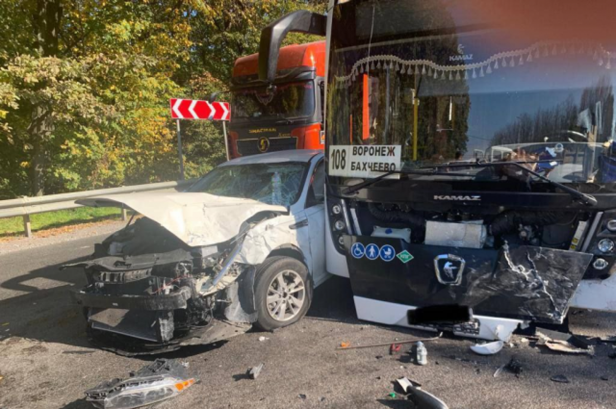    Автобус с пассажирами попал в ДТП с ГАЗ и легковушкой на воронежской трассе