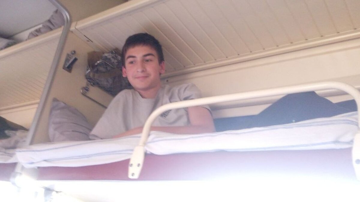 ... В нашем шестом вагоне многолюдно, но чисто и опрятно