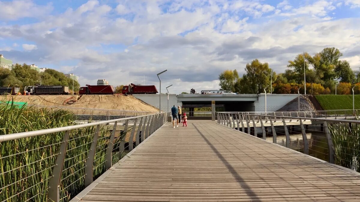     Жители Казани нашли сразу пять ошибок в работе дорожников при реконструкции моста по улице Нурсултана Назарбаева. Особенно их возмутила велодорожка. Соответствующая публикация появилась в Telegram-канале «Кояш».