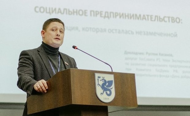 Когда пешеход предъявил удостоверение депутата Госсовета Татарстана, задерживать его не стали. скриншот realnoevremya.ru с сайта gossov.tatarstan.ru 