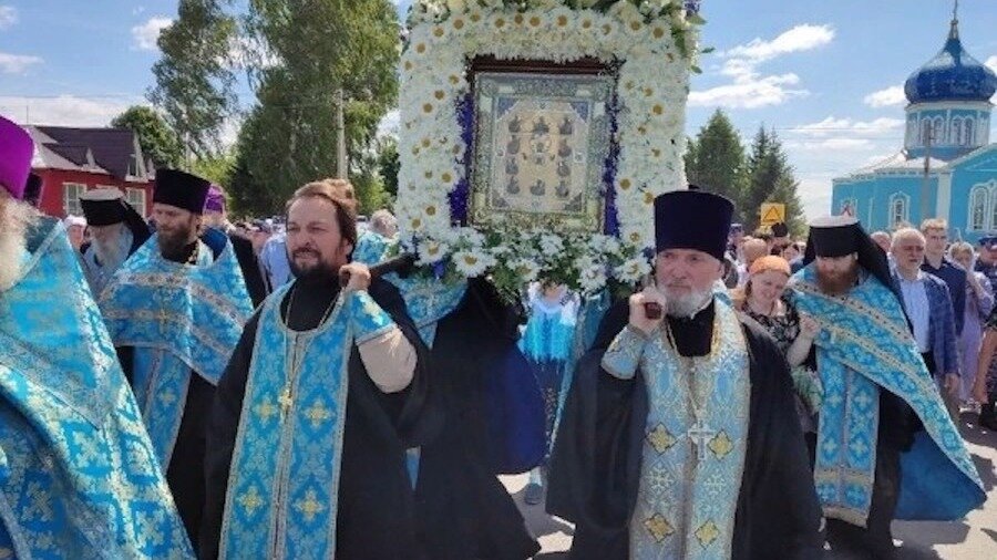     Икону Божией Матери «Знамение» представят в Знаменском соборе Курска, где состоится молебен. А запланированного Крестного хода не будет из-за участившихся атак украинских беспилотников на регион.