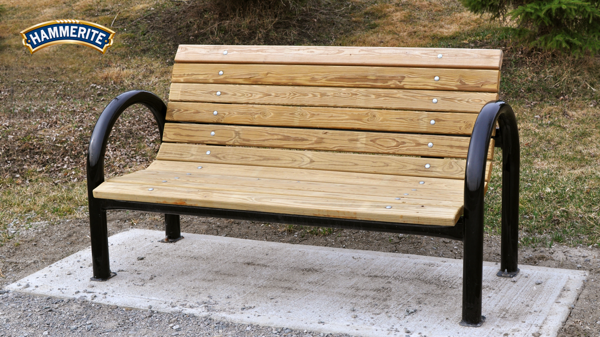 Скамья с металлической опорой и деревянным сиденьем