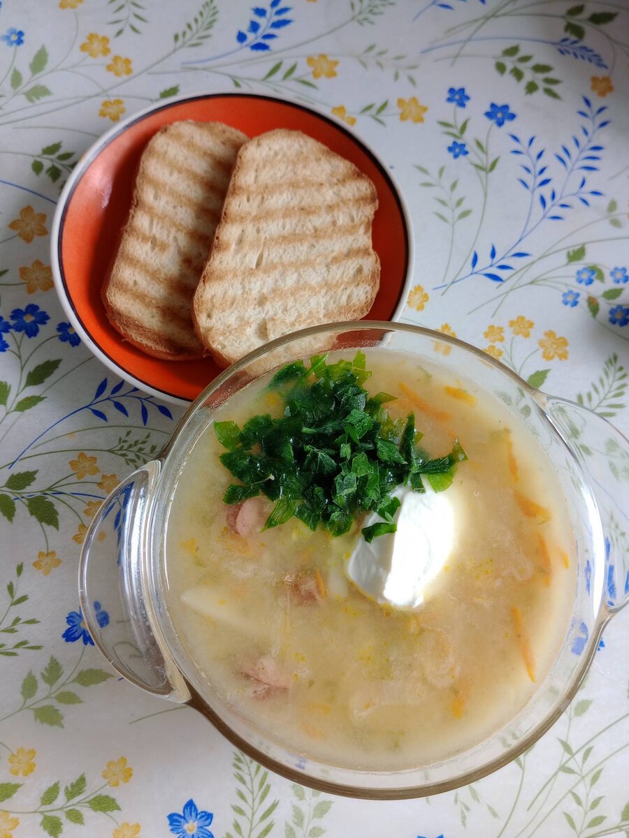 Очень вкусный, наваристый суп из чечевицы. Варится очень быстро, по сравнению с гороховым, а аромат копченостей никого не оставит равнодушным.