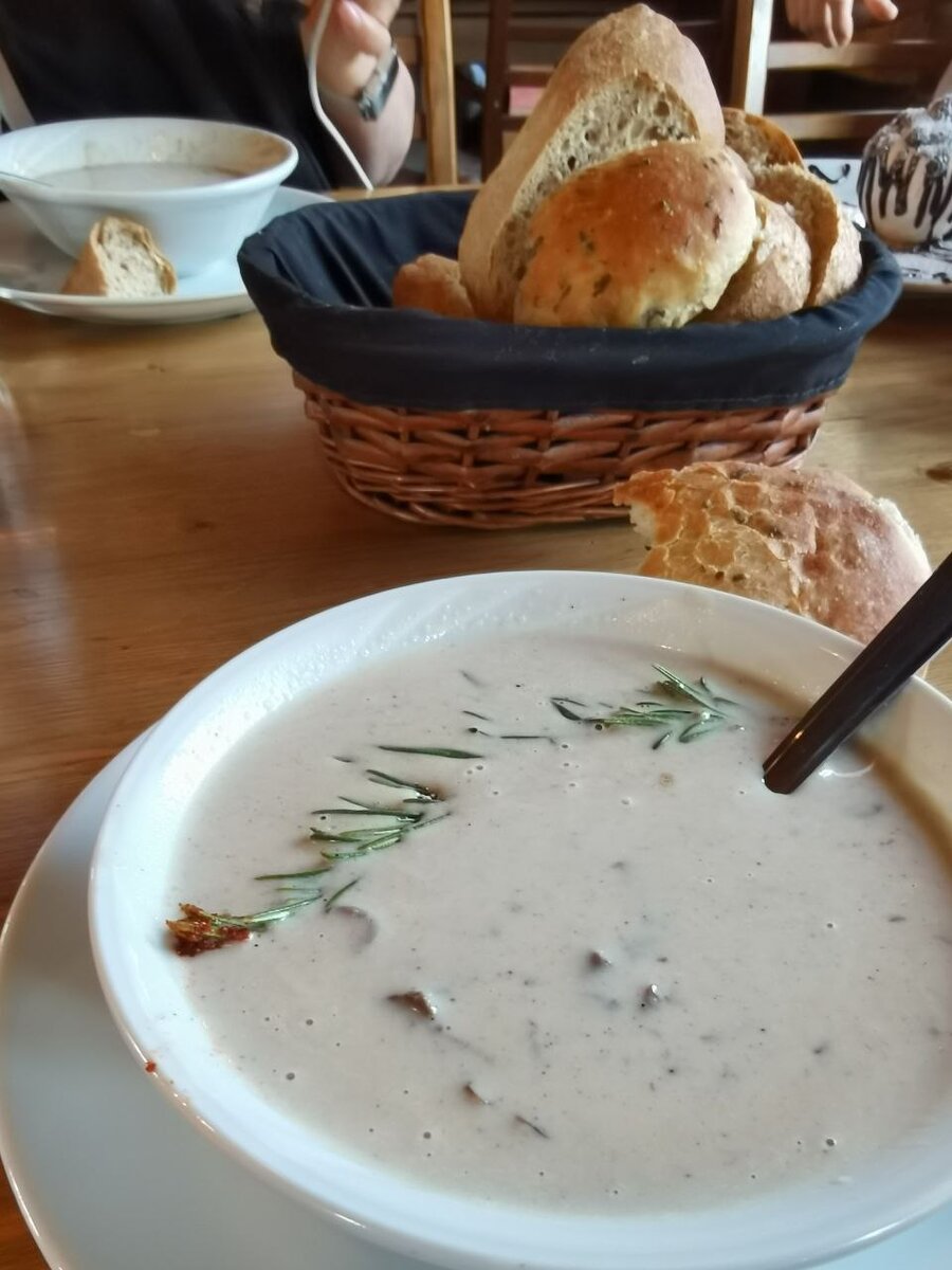 В Турции в супы добавляют растопленное сливочное масло - для большей питательности.
Фото автора
