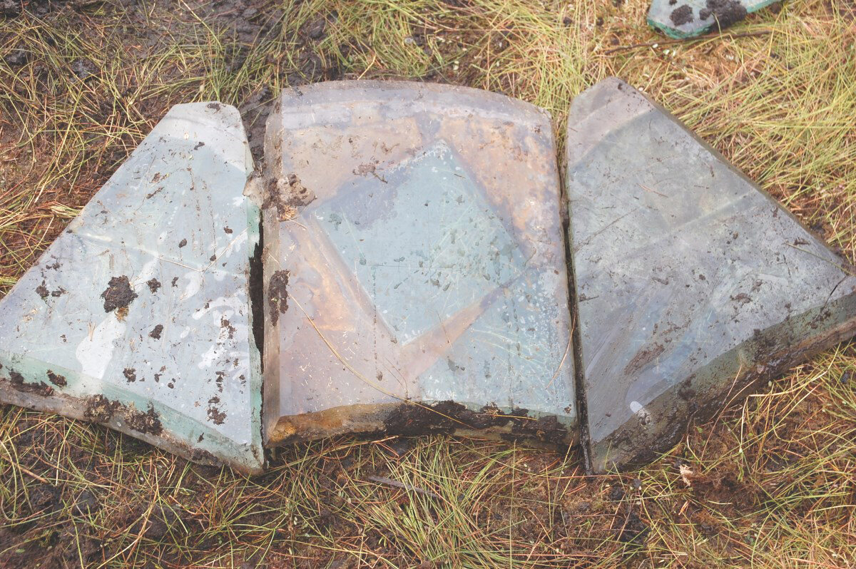 Фото: https://starcom68.livejournal.com/2071019.html Бронестекла фонаря пилота Ил-2. Тверская область.