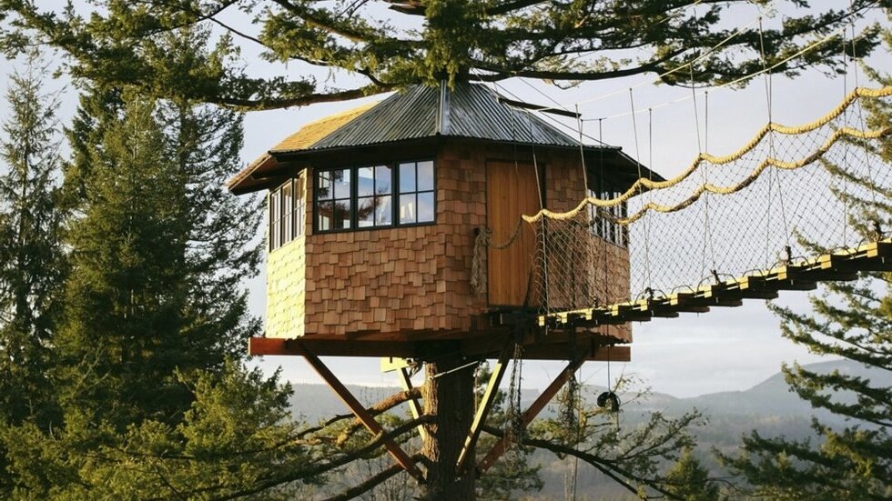 Восьмиугольный дом на дереве с подвесным мостом