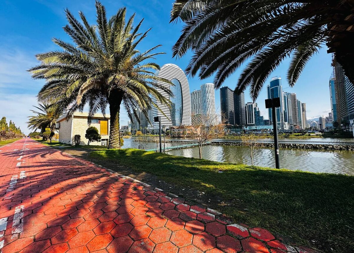 Автор фото: Андрей Максаков. Набережная и район Аллеи Героев