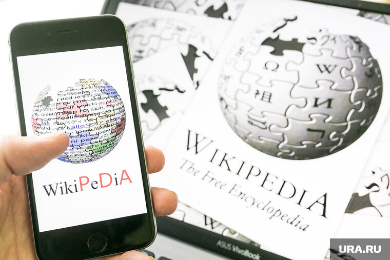    Ларри Сэнгер сообщил, что редакторы Wikipedia отказались от политики нейтральности в написании статей