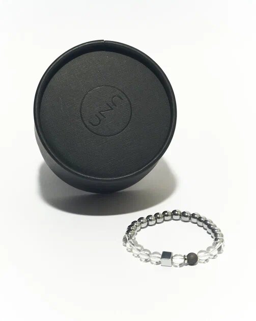 На фото браслет из горного хрусталя, гематита и кварцита