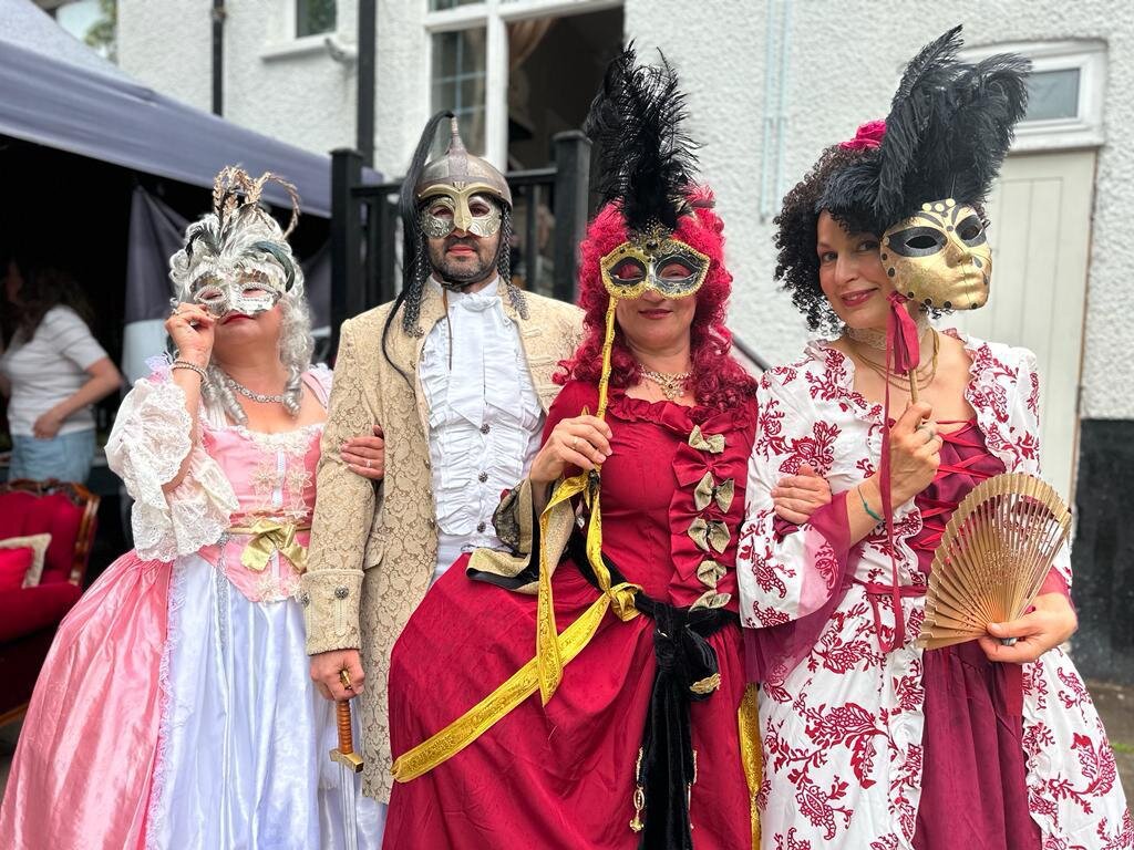 «На свой юбилей поставила  танцевальную миниатюру в стиле барокко 
с коллегами по нашему храму Мельпомены». Фото из личного архива Илоны Штерн