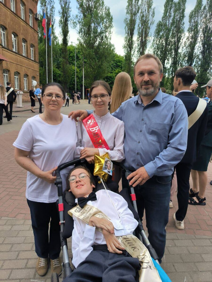    Семья Ледовских на школьном выпускном. Фото: личный архив