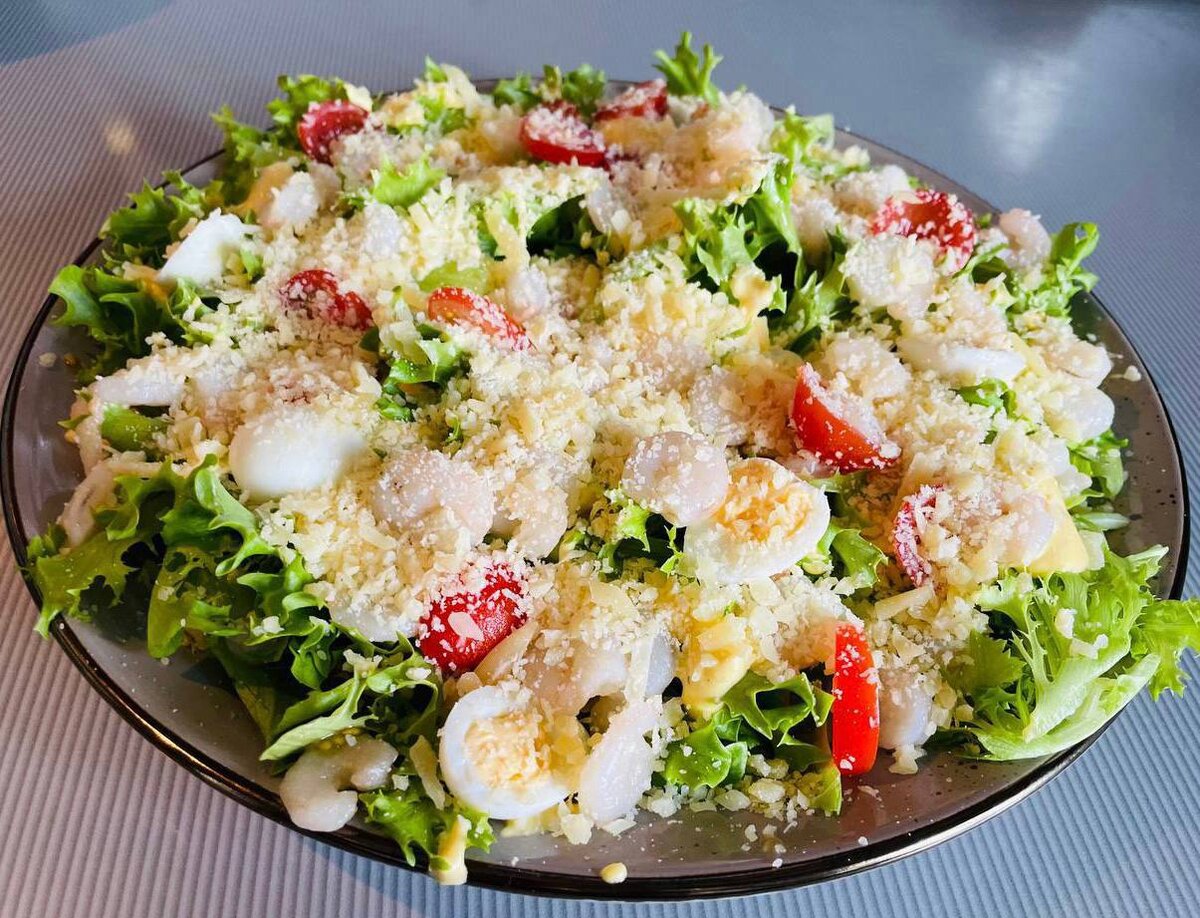 Салат "Цезарь" с креветками.