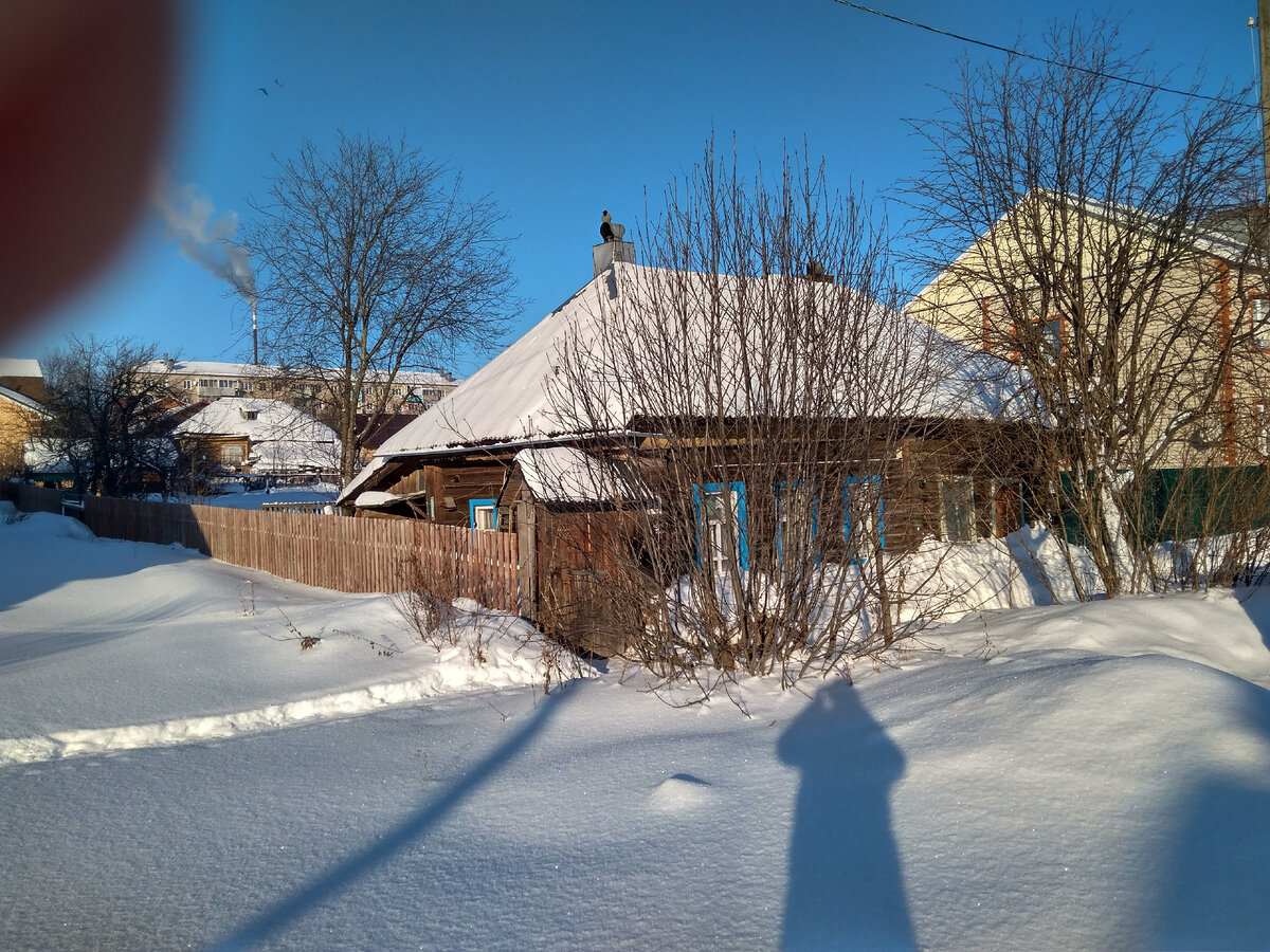 Тот самый домик зимой. Немного видно, как вторая часть дома покосилась (соседская). Прошу прощения за палец в кадре 😄