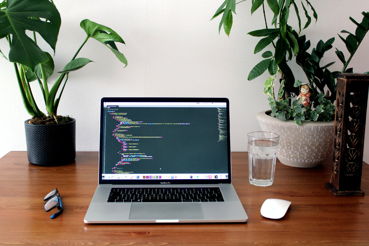 Узнайте о разнообразных профессиях в IT-сфере, играющих важную роль в создании и управлении технологическими решениями. Выберите наиболее подходящую профессию, основываясь на своих интересах и навыках.