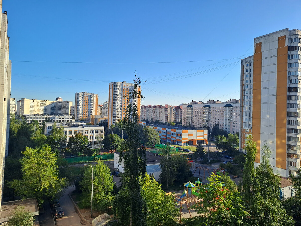 Ещё одно московское утро вам в ленту. Вид из кухонного окна в нашей квартире.