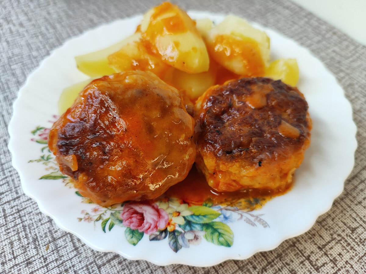 Тефтели с картофелем и морковь в томатно-сметанном соусе 