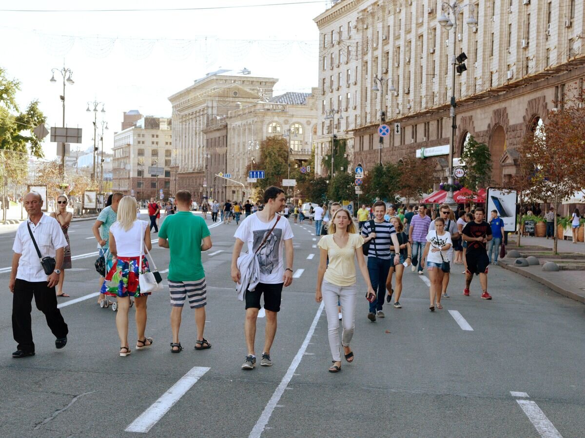    Прохожие на улице Крещатик в Киеве© РИА Новости / Стрингер