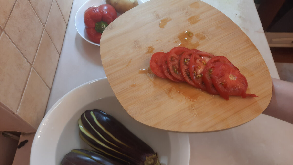  Нарезаем помидоры кружочками.