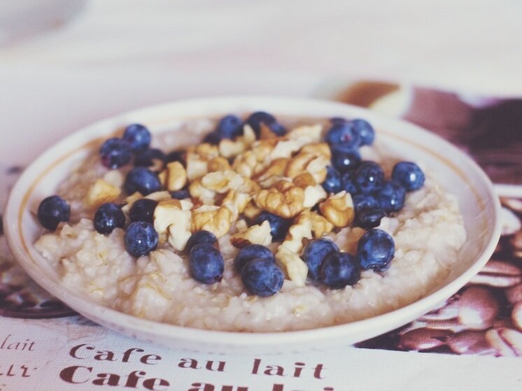     из-за обилия клетчатки в овсяной каше, она отлично подходит для снижения холестерина. фото: pxhere